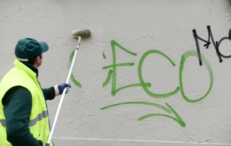 ปัญหาลวดลาย รอยขีดเขียนบนผนังปูน (Graffiti on Masonry)